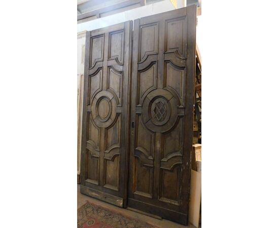 ptn261 - walnut door, eighteenth century, measuring cm l 170 xh 260     
