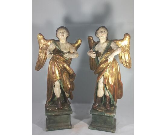 Coppia di angeli alati in legno laccato e dorato