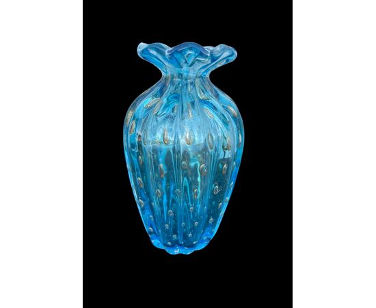 Vasetto in vetro pesante azzurro a corpo costolato e bocca espansa con inclusione di bolle e foglia oro.Manifattura Barovier.Murano.