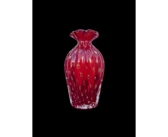 Vasetto in vetro pesante rosso a corpo costolato e bocca espansa con inclusione di bolle e foglia oro.Manifattura Barovier.Murano.