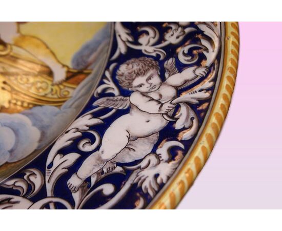 Bellissimo grande piatto in ceramica riccamente decorato francese del 1800
