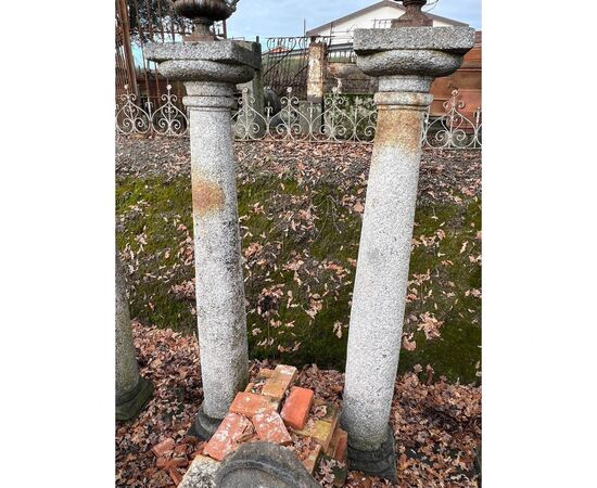 Coppia di colonne in granito