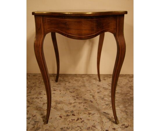 Antico tavolino da salotto smerlato con intarsi stile Luigi XV