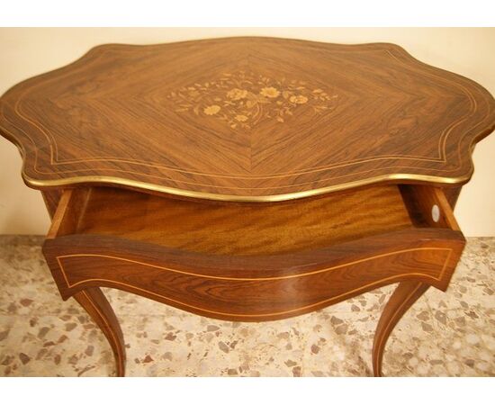 Antico tavolino da salotto smerlato con intarsi stile Luigi XV