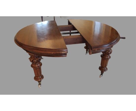 Opening round table in mahogany, Victorian Period