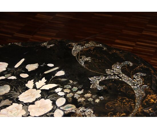 Tavolino Papier machè laccato nero con decori in madreperla e pitture