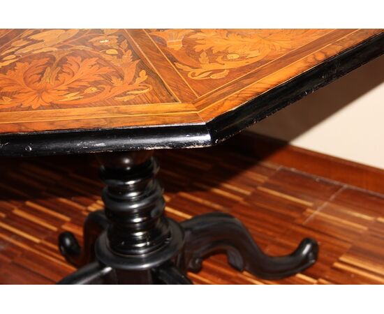 Tavolino a vela olandese di inizio 1800 riccamente intarsiato