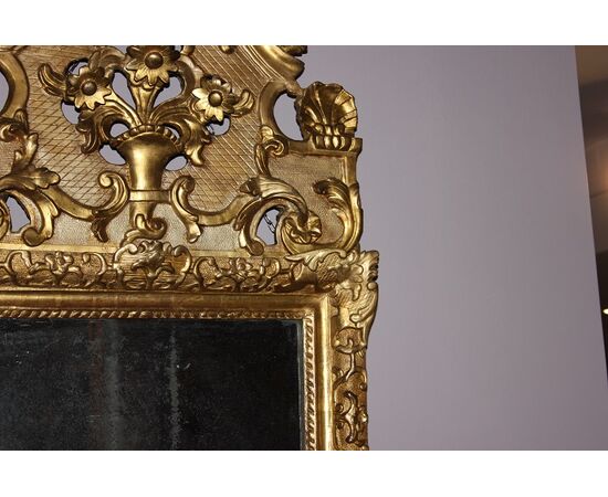 Specchiera francese della seconda metà 700 in legno dorato foglia oro