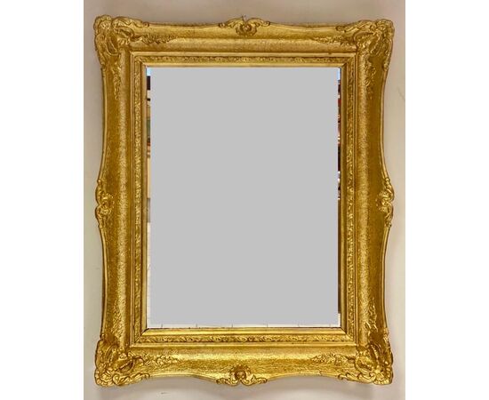 Specchiera lombarda a cabaret in legno intagliato dorato  XIX secolo 