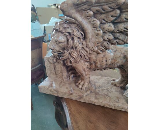Superba scultura a tutto tondo - Leone di San Marco - 56 x 22 x H 44 cm - Marmo rosso Verona - Venezia