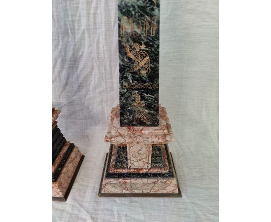 Esclusiva coppia di Obelischi in marmo con incisioni egizie - H 58 cm - fine '800
