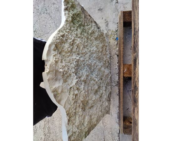 Bellissima meridiana in marmo con volto di ariete - 72 x 67 cm