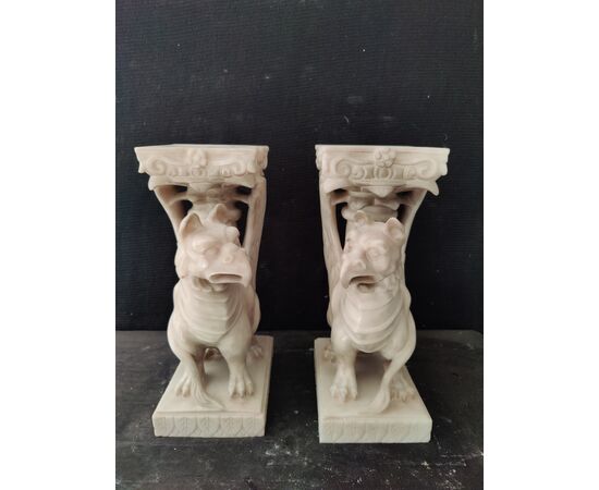 Magistrale coppia di particolari grifoni in marmo - H 49 cm