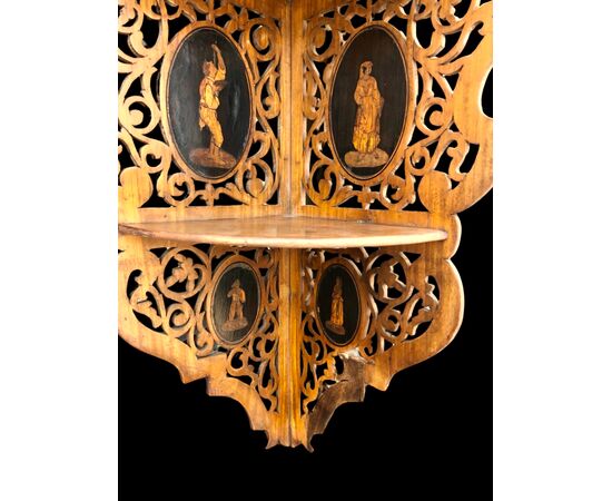 Applique angolare Etagere in legno traforato a tre ripiani con medaglioni con scene popolari