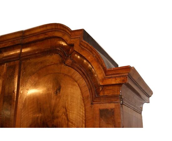 Stupendo armadio stile Transizione del 1700 Austriaco in legno di noce