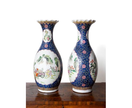 Coppia di antichi vasi cinesi in porcellana blu e bianca