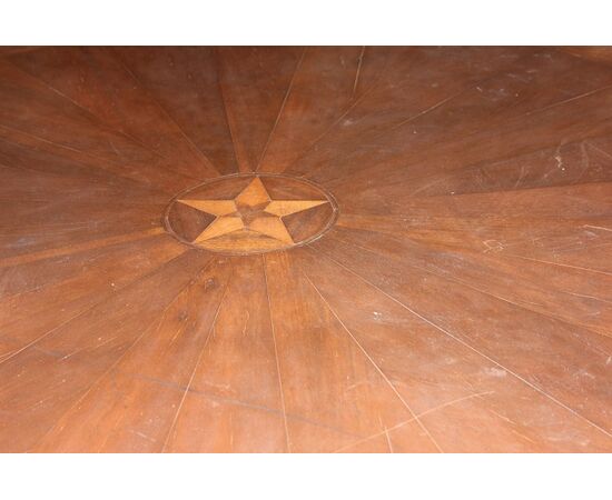Grande tavolo spagnolo di inizio 1800 in legno di noce con motivo di intarsio