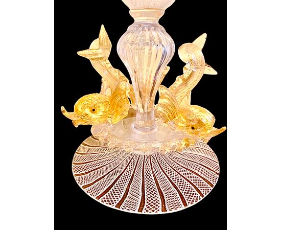 Vaso coppa in vetro zanfirico e inclusioni in oro con tre delfini sulla base.Fratelli Toso.Murano.