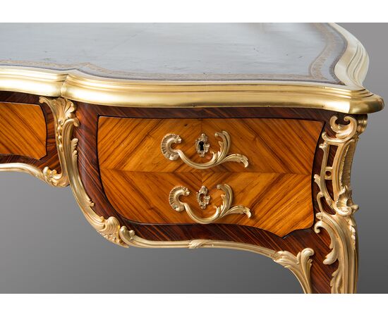 Scrivania /Bureau Plat antica Napoleone III Francese in legno esotico pregiato con innesti di elementi in bronzo dorato. Francia XIX secolo.