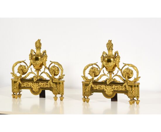 Coppia di alari o Galerie da camino in bronzo dorato, stile Luigi XVI, Francia, XIX secolo