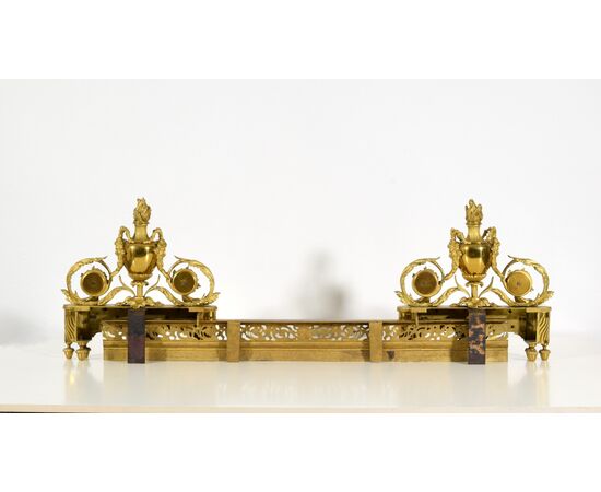 Coppia di alari o Galerie da camino in bronzo dorato, stile Luigi XVI, Francia, XIX secolo