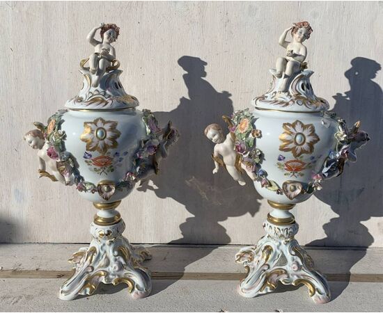 Coppia di vasi brucia-incenso in porcellana policroma. Capodimonte, XIX sec.