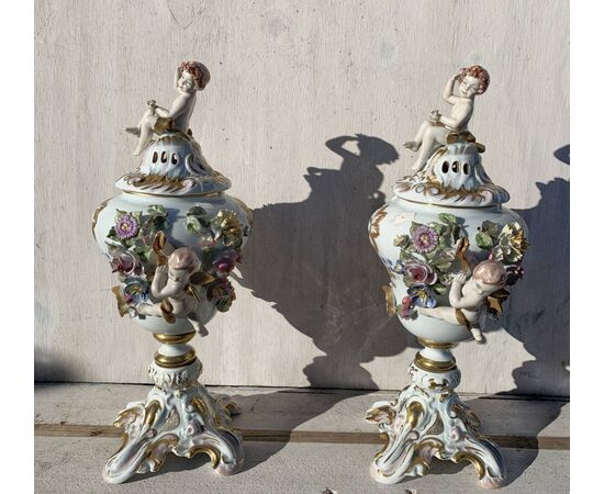 Coppia di vasi brucia-incenso in porcellana policroma. Capodimonte, XIX sec.