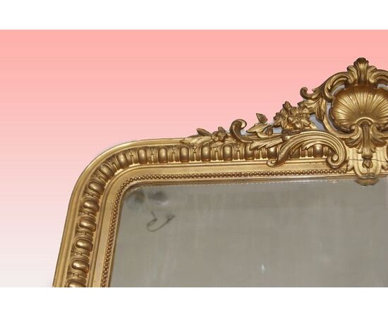 Grande specchiera francese del 1800 Luigi XVI con cimasa e perlinatura