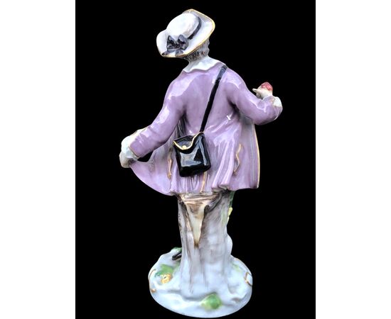 Statuina in porcellana raffigurante personaggio maschile con gelato.Meissen.Germania.