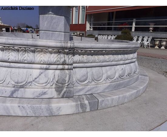 Fontana da centro in marmo bianco