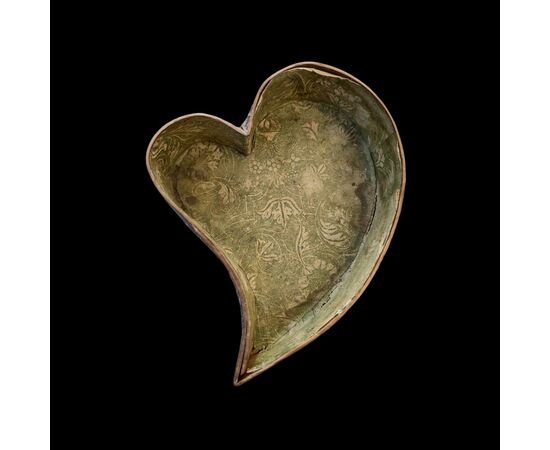 Scatola a forma di cuore in legno dorato ed inciso