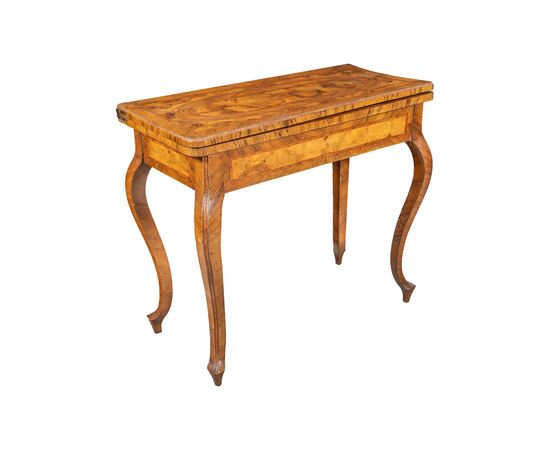 Tavolino da gioco lastronato in legno di ulivo. Toscana, XVIII secolo.