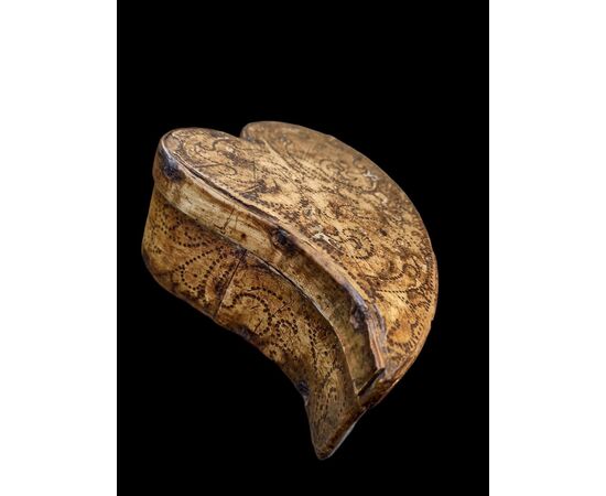 Splendida scatola "delle suore" in legno lccato ed inciso a bulino fine XVII-inizio XVIII secolo