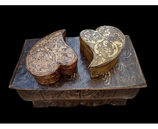 Splendida scatola "delle suore" in legno lccato ed inciso a bulino fine XVII-inizio XVIII secolo