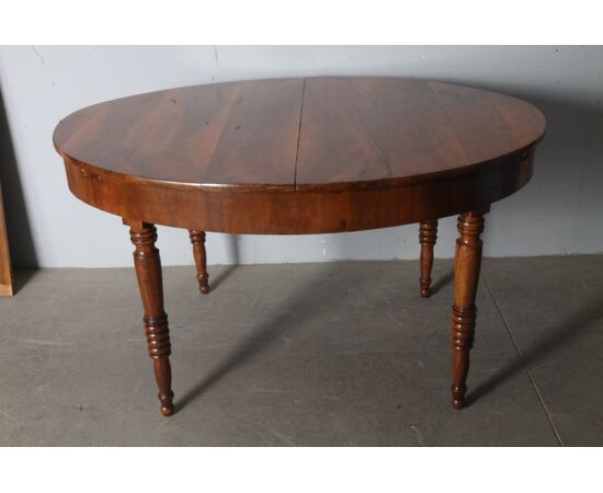 Antico tavolo  allungabile  noce ovale XIX sec restaurato  allungabile a 240cm  . Bellissimo ! Mis 146 x 117 