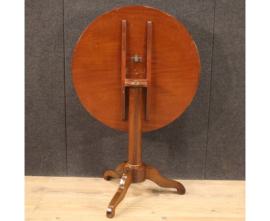 Tavolino inglese in legno intarsiato del XX secolo