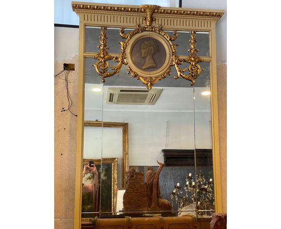 Mirror in lacquered and gilded wood. H190 x123     