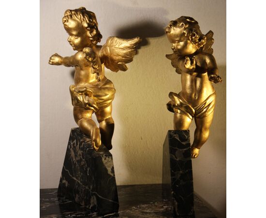 Coppia di angeli reggicorona in legno scolpito e dorato.