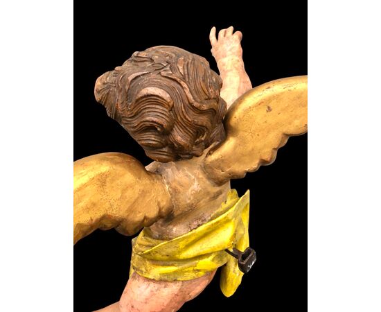 Scultura in legno intagliato policromo raffigurante un angelo ad ali spiegate.Liguria.