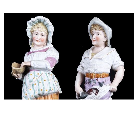 Coppia di statuine in porcellana decorata inglese raffigurante giovani fanciulli