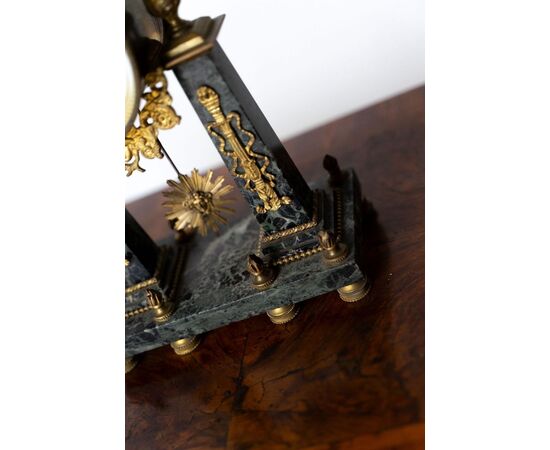 Orologio con pendolo da tavolo antico