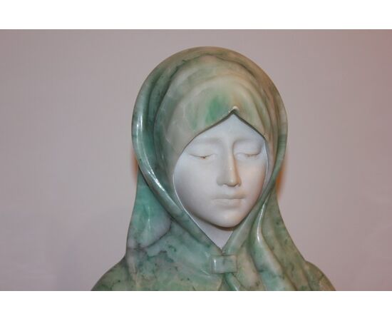 Mezzobusto scultura francese raffigurnate dama in marmo e alabastro verde
