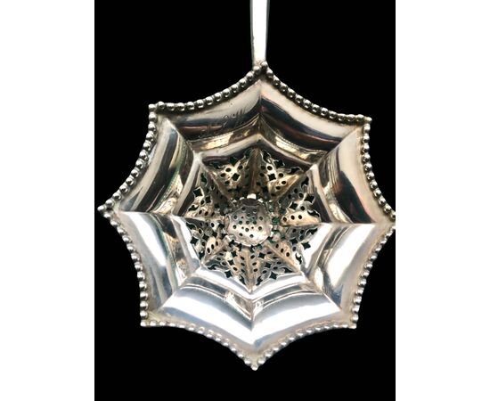 Colino da te’ in argento sbalzato a motivo geometrico a otto punte.Manico in ebano.Punzone Tiffany,New York.