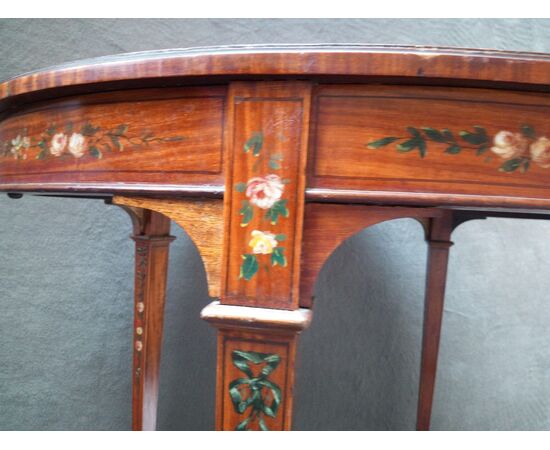 Tavolino sheraton ovale in satin wood con dipinti floreali inglese
