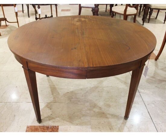 Oval dining table extendable