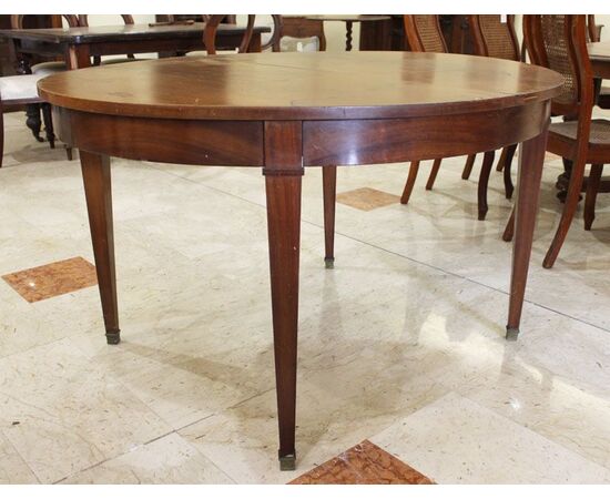 Oval dining table extendable