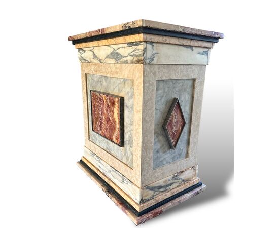 XX Secolo, Scultura in marmo con base in marmo policromo