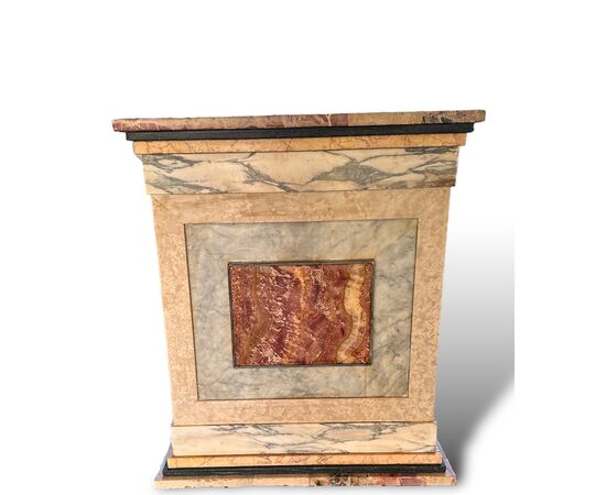 XX Secolo, Scultura in marmo con base in marmo policromo