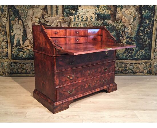 Chest of drawers with flap, veneered in briar walnut, Emilia, early 18th century     