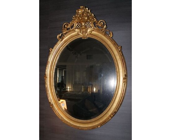 Specchiera ovale orizzontale francese del 1800 stile Luigi XV dorata foglia oro